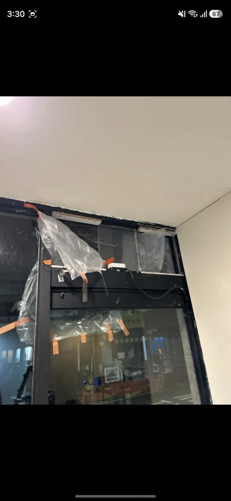 환풍기 철거 전 상가 출입구 상부 천장